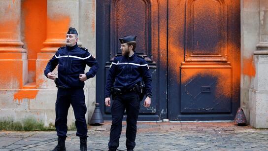 Γαλλία: Ακριβιστές πέταξαν μπογιά στην πύλη του πρωθυπουργικού μεγάρου