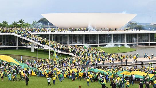 Χάος στη Βραζιλία: Υποστηρικτές του Μπολσονάρου εισβάλλουν σε κυβερνητικά κτίρια