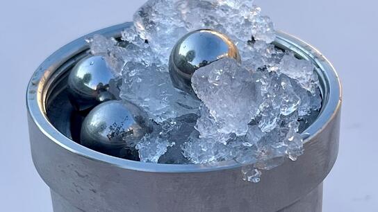 Ανακαλύφθηκε ένα τελείως νέο είδος άμορφου πάγου με πυκνότητα σχεδόν όση και του νερού