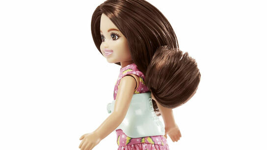 Η μικρή αδελφή της Barbie έχει σκολίωση: Η πρώτη κούκλα που φορά κηδεμόνα