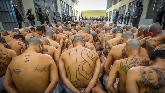 2.000 μέλη συμμοριών με ξυρισμένα κεφάλια και τατουάζ οδηγούνται στο νέο «κολαστήριο» του Ελ Σαλβαδόρ