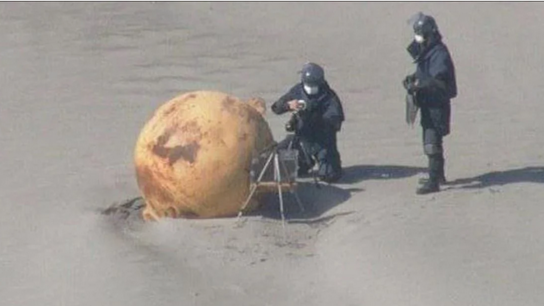 Ιαπωνία: Μυστήριο με τη σιδερένια μπάλα που ξεβράστηκε σε παραλία