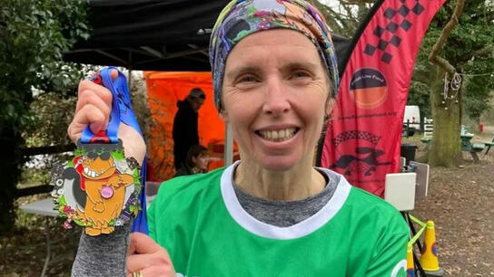 Βρετανία: Μία 50χρονη μόλις ολοκλήρωσε τον 100ο υπερμαραθώνιό της