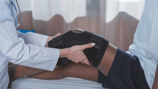 Ολική αρθροπλαστική γόνατος με ρομποτική χειρουργική, σε δημόσιο νοσοκομείο της Κρήτης
