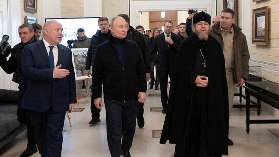 Οργή των Ουκρανών για τη νυχτερινή επίσκεψη Πούτιν στη Μαριούπολη