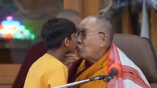 Σάλος με το βίντεο του Δαλάι Λάμα: Φίλησε αγόρι στο στόμα