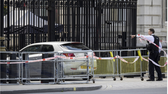  Βρετανία: Ελεύθερος ο οδηγός που έπεσε με το αυτοκίνητο στην πύλη της Ντάουνινγκ Στριτ