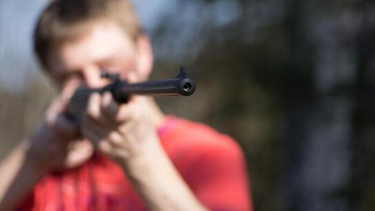 13χρονος “Ράμπο” με τα όπλα – Οι γονείς του δεν ήξεραν τι συνέβαινε στο σπίτι τους