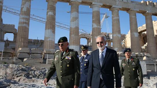 Στην Ακρόπολη για την έπαρση της σημαίας ο πρωθυπουργός Ιωάννης Σαρμάς