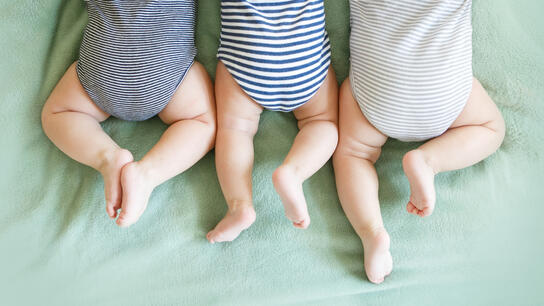 Αγγλία: Σπάνια γέννηση τριδύμων που μοιάζουν σαν ... τρεις σταγόνες νερό!