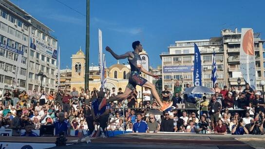 Ο Τεντόγλου «έκλεψε την παράσταση» στο Piraeus Street Long Jump