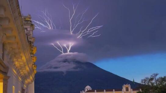 Αστραπές ηφαιστείου σχίζουν τον ουρανό - Δείτε βίντεο