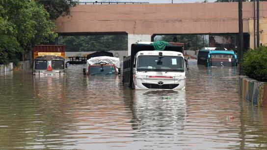 Οι πλημμύρες στο Νέο Δελχί κλείνουν σχολεία και γραφεία