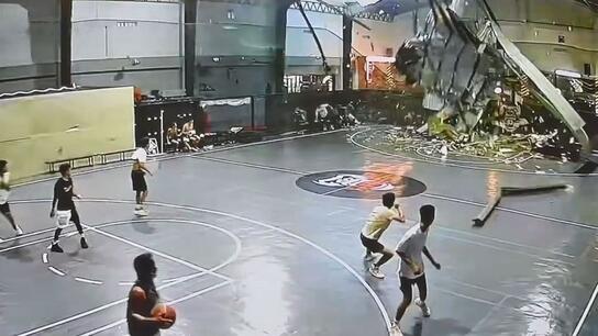 Τυχεροί παίκτες μπάσκετ γλυτώνουν από κατέρρευση στέγης εν μέσω τυφώνα