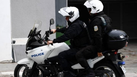 Θεσσαλονίκη: Πέταξαν τρικάκια έξω από το Γερμανικό Προξενείο 