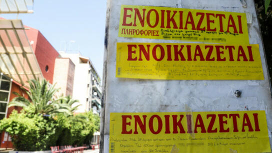 Δυσβάσταχτο το ενοίκιο για τον Έλληνα – «Καταβροχθίζει» τον μισθό του