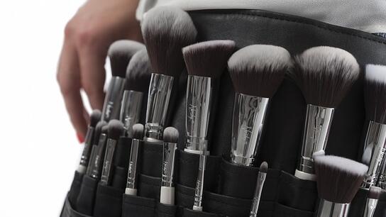 Πώς να καθαρίζετε τα πινέλα του μακιγιάζ σας, σύμφωνα με τη makeup artist της Τέιλορ Σουίφτ και της Ριάνα
