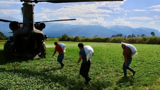 Με ελικόπτερο Σινούκ τρόφιμα και ζωοτροφές σε αποκλεισμένους κτηνοτρόφους στον Παλαιόπυργο