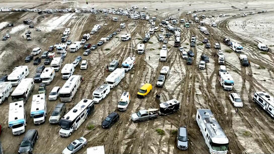 Χάος στην έρημο της Νεβάδας: Πάνω από 70.000 οι εγκλωβισμένοι στο πλημμυρισμένο Burning Man