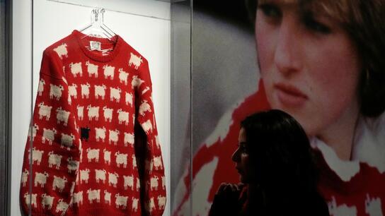 Το κόκκινο πουλόβερ της πριγκίπισσας Νταϊάνας πουλήθηκε σε δημοπρασία 