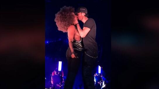 Το γεμάτο πάθος φιλί του Ενρίκε Ιγκλέσιας σε τραγουδίστρια πάνω στη σκηνή