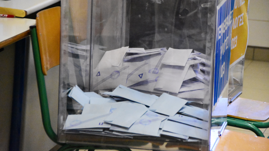 Η μάχη των αυτοδιοικητικών εκλογών: Καθαρή νίκη από τον α' γύρο σε 7 περιφέρειες