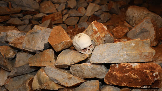 Λαθροανασκαφές, χωματερές και… τελετές με ομοιώματα νεκροκεφαλών απειλούν τα σπήλαια της χώρας! Δείτε φωτογραφίες