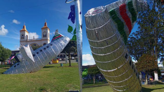 Έβαλαν αντίγραφο του μοιραίου αεροσκάφους της Σαπεκοένσε σε χριστουγεννιάτικο πάρκο της Κολομβίας
