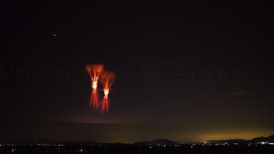 Κακοκαιρία: Συγκλονιστική φωτογραφία του σπάνιου κεραυνού με red sprite στην Ικαρία