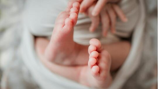 Επίδομα μητρότητας: Τι ισχύει για τα ομόφυλα ζευγάρια και τις υιοθεσίες
