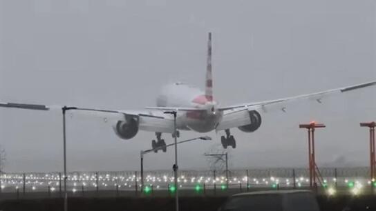 Δραματική προσγείωση αεροσκάφους εν μέσω σφοδρών ανέμων - Δείτε βίντεο