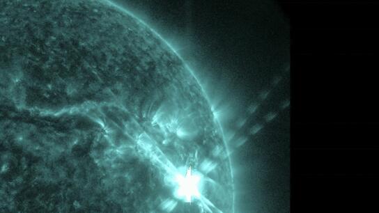 NASA: Ηλιακή έκλαμψη προκάλεσε.. ραδιοφωνικές παρεμβολές στη Γη