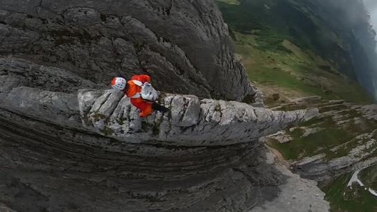 Ορειβάτες σε επικίνδυνα ακραία πρόκληση - Βίντεο