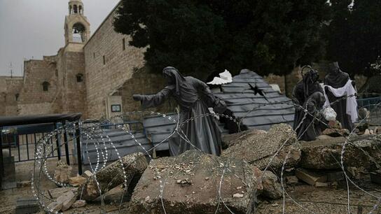 Μια φάτνη από ερείπια: Η Βηθλεέμ γιορτάζει «βουβά» τα Χριστούγεννα