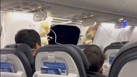 "Νόμιζα ότι είχε εκραγεί η μηχανή" - Συγκλονιστική μαρτυρία επιβάτιδας του Alaska Airlines