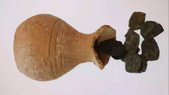 Ανακαλύφθηκε αρχαίος κουμπαράς με νομίσματα ηλικίας 1.400 ετών
