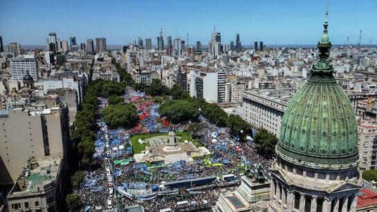 Μπουένος Άιρες: Διαδηλωτές γέμισαν την πλατεία Κοινοβουλίου