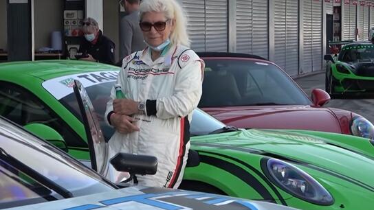 Απίστευτη 83χρονη πατάει γκάζι με Porsche και Lamborghini! - Δείτε βίντεο