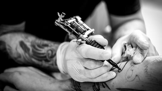 Κλέφτης χτύπαγε… τατουάζ τις ληστείες που έκανε