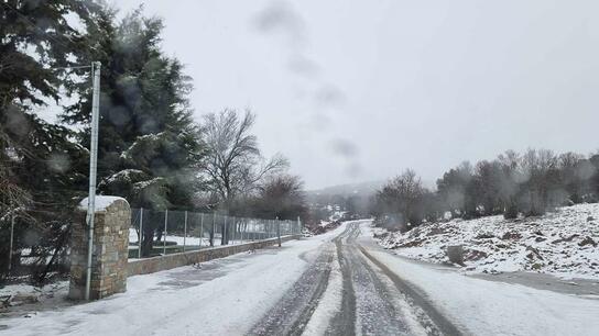 Διακοπή κυκλοφορίας στην Πάρνηθα λόγω χιονιά – Κλειστός ο δρόμος από το ύψος του τελεφερίκ