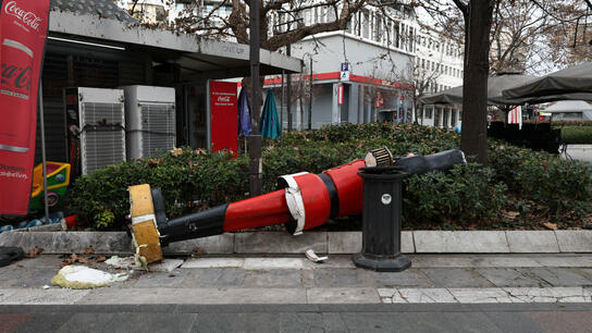 Θλιβερές εικόνες: Άγνωστοι κατέστρεψαν χριστουγεννιάτικα στολίδια πλατείας