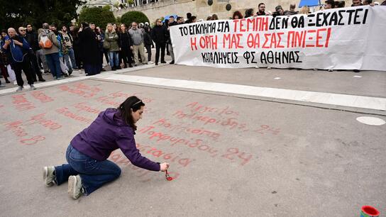Τέμπη: Έγραψαν τα ονόματα των 57 νεκρών μπροστά από το Μνημείο του Αγνώστου Στρατιώτη
