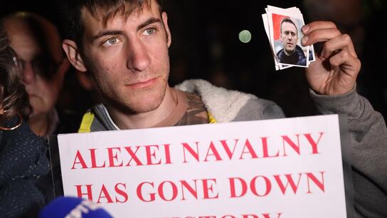 Διαμαρτυρία έξω από τη ρωσική πρεσβεία για το θάνατο του Ναβάλνι