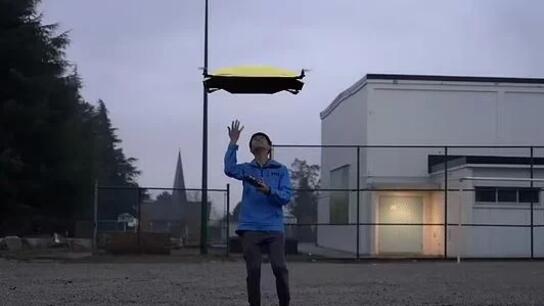 Μια ιπτάμενη ομπρέλα στην υπηρεσία των ανθρώπων - Δείτε βίντεο