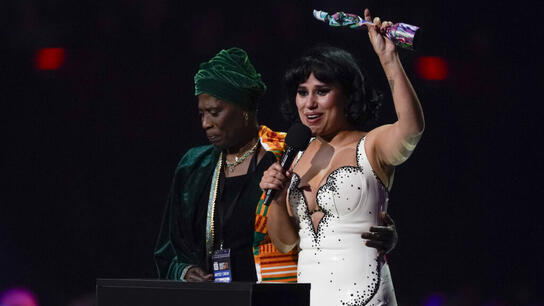 Βritish Awards 2024: «Σάρωσε» η Ρέι – Έκλεψαν την παράσταση Ντουα Λίπα και Κάιλι Μινόγκ