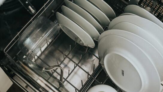 Ποτέ μην βάλετε αυτά τα 8 αντικείμενα στο πλυντήριο πιάτων
