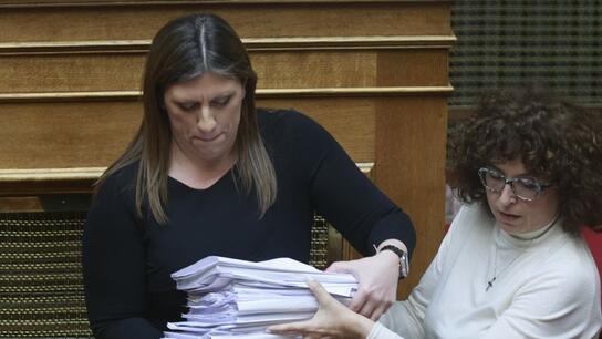 Η Ζωή Κωνσταντοπούλου μίλησε στη Βουλή με ένα βουνό από χαρτιά