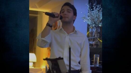 Ο γιος του Κώστα Καραμανλή τραγουδά Στράτο Διονυσίου σε πάρτι γενεθλίων