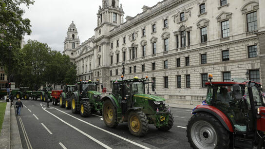  Βρετανία: Αγρότες με τρακτέρ διαδήλωσαν έξω από το κοινοβούλιο