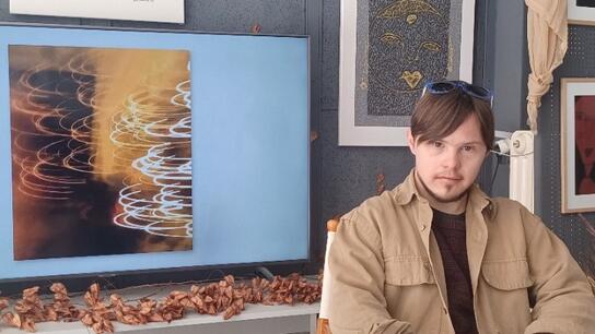 27χρονος με σύνδρομο Down παρουσιάζει την πρώτη του έκθεση έργων τέχνης